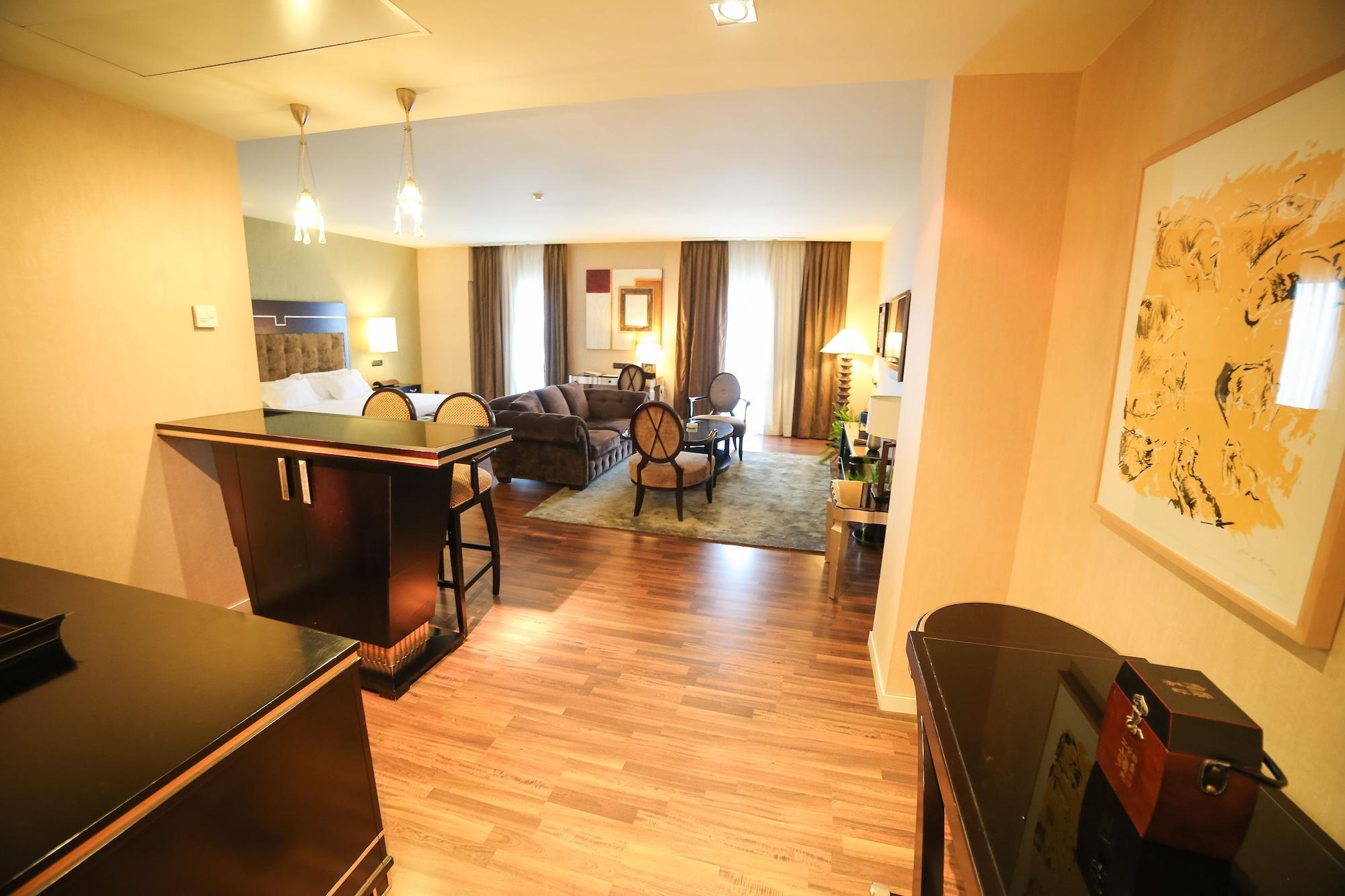 525 Hotel